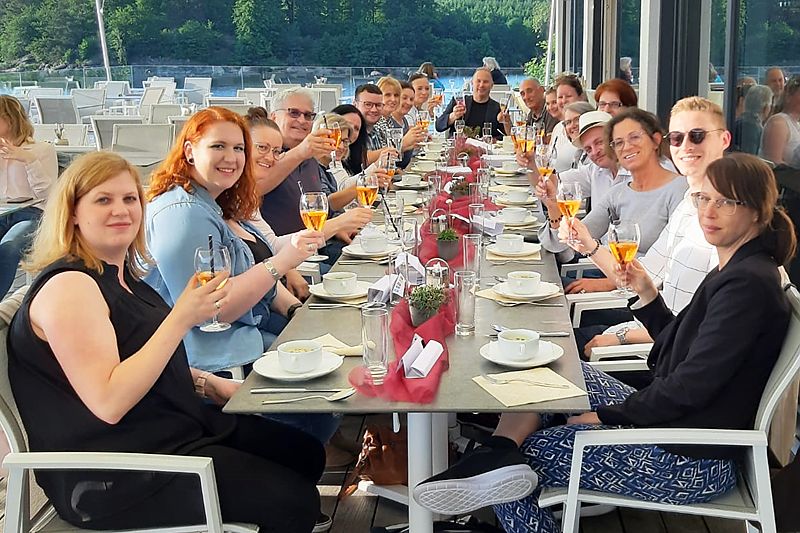 Sommerliches Get-Together mit Blick über den Stausee