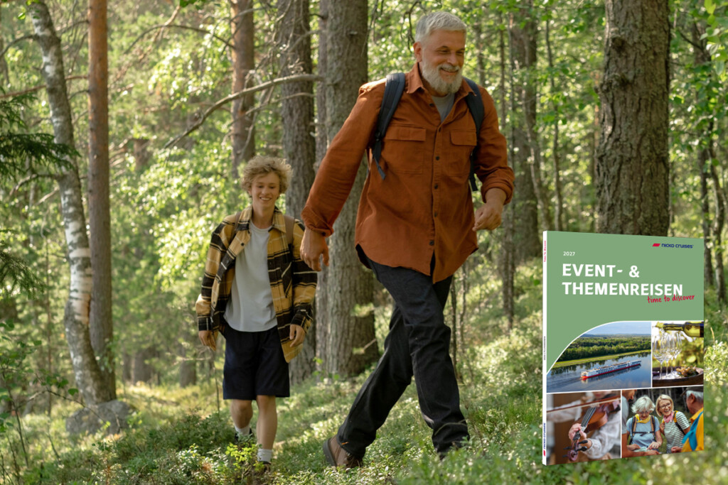 Zwei Personen beim Wandern und ein Katalog-Cover
